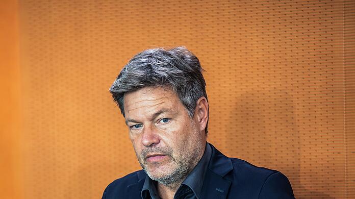 Demonstranten haben Vizekanzler Robert Habeck in Schleswig-Holstein am Verlassen einer Fähre gehindert.