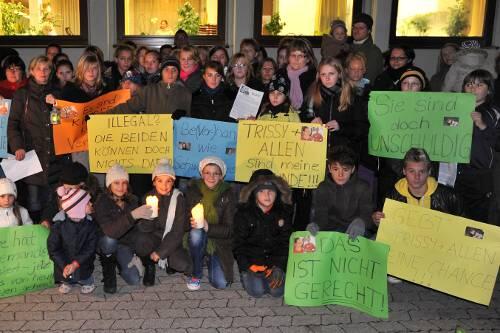 Viele von ihnen kennen Trissy und Allen  vom Spielplatz oder aus der Nachbarschaft: Jugendliche und Eltern demonstrieren vor dem Rathaus Vaterstetten gegen die Abschiebung der Geschwister.