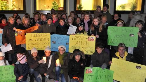 Viele von ihnen kennen Trissy und Allen vom Spielplatz oder aus der Nachbarschaft: Jugendliche und Eltern demonstrieren vor dem Rathaus Vaterstetten gegen die Abschiebung der Geschwister. Viele von ihnen kennen Trissy und Allen vom Spielplatz oder aus der Nachbarschaft: Jugendliche und Eltern demonstrieren vor dem Rathaus Vaterstetten gegen die Abschiebung der Geschwister.