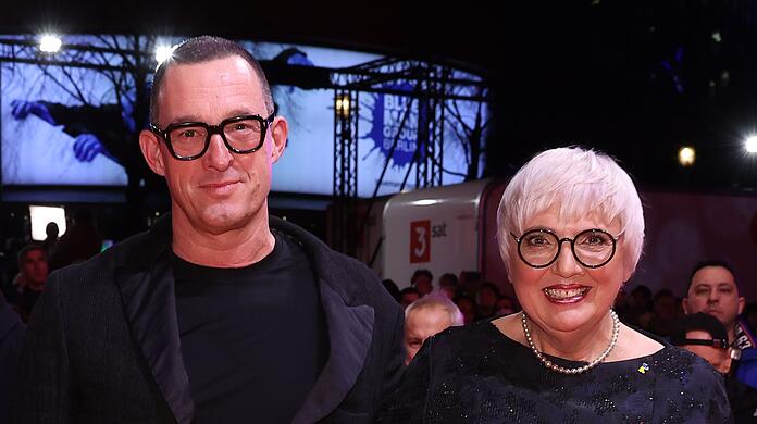 Schriftsteller Albert Ostermaier (l) und Claudia Roth (Bündnis 90/Die Grünen), Staatsministerin für Kultur und Medien, kommen zur Eröffnung der Berlinale.
