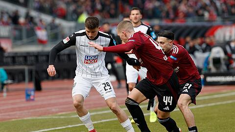 Kampf um den Ball: Ulms Semir Telalovic (l) gegen die Nürnberger Ondrej Karafiat (M) und Berkay Yilmaz.