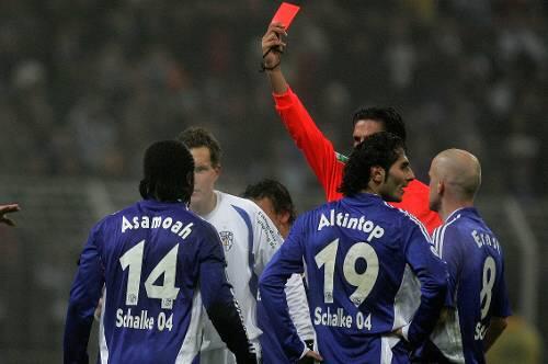 Flog in Jena vom Platz: Schalkes Gerald Asamoah (14).