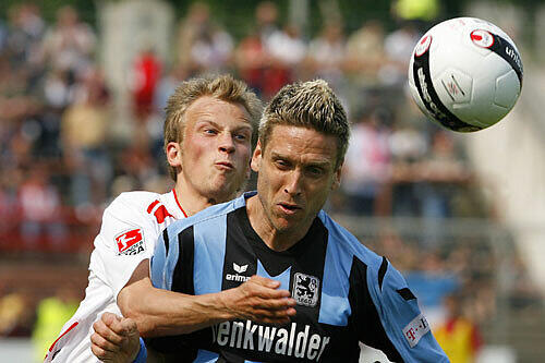 Kampf um den Ball: Löwe Torben Hoffmann (r) und der Oberhausener Kim Falkenberg