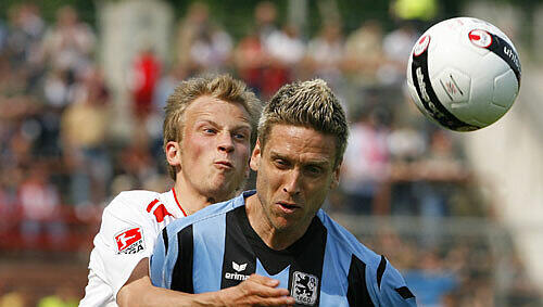 Kampf um den Ball: Löwe Torben Hoffmann (r) und der Oberhausener Kim Falkenberg Kampf um den Ball: Löwe Torben Hoffmann (r) und der Oberhausener Kim Falkenberg