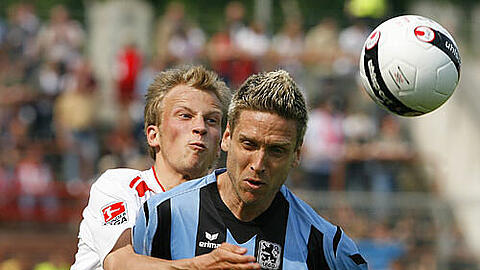 Kampf um den Ball: Löwe Torben Hoffmann (r) und der Oberhausener Kim Falkenberg