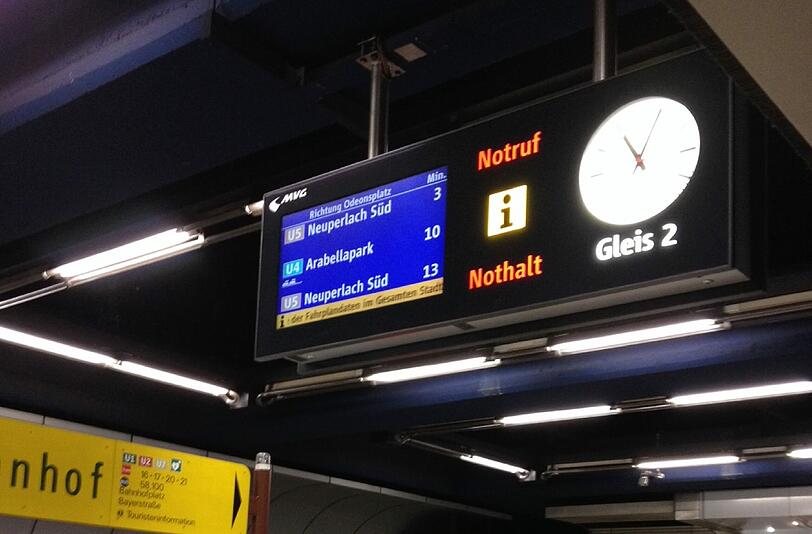 Die Anzeigen der MVG hatten mit der Sommerzeit Probleme: "Aufgrund der Zeitumstellung zeigen die Hinweise der Fahrplandaten im gesamten Stadtgebiet eine Fehlanzeige an", hieß es auf den Tafeln.