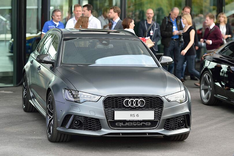 Die Bayern-Stars mit ihren neuen Dienstwagen.