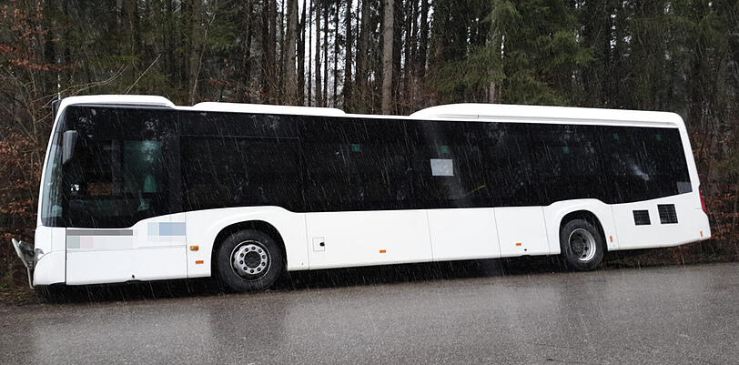 Am Mittwoch ist ein Schulbus von der Straße abgekommen und gegen einen Baumstumpf geprallt.