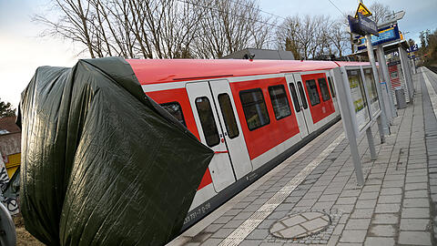 Einer der beiden verunglückten Züge auf der Strecke, die mittlerweile wieder frei und befahrbar ist.