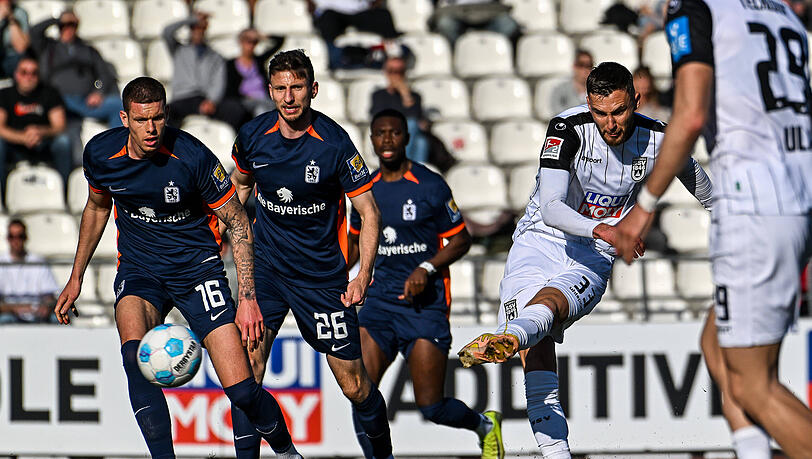 Felix Higl (r.) erzielt den 1:0-Führungstreffer für Ulm, die Löwen Max Reinthaler (l.) und Philipp Maier haben das Nachsehen.