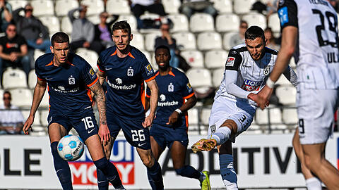 Felix Higl (r.) erzielt den 1:0-Führungstreffer für Ulm, die Löwen Max Reinthaler (l.) und Philipp Maier haben das Nachsehen.