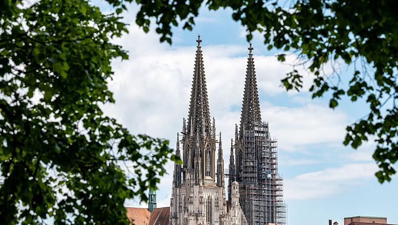 Der Nordturm wurde mit einer politischen Botschaft bestrahlt. (Symbolbild)