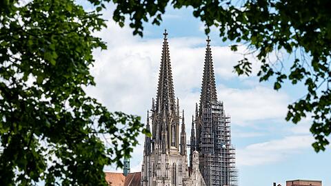 Der Nordturm wurde mit einer politischen Botschaft bestrahlt. (Symbolbild)