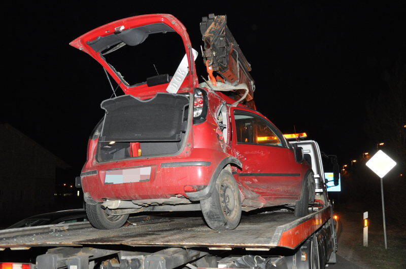 Beim Einfahren in die Kreuzung missachtete ein Fahrer die Vorfahrtsregeln. Sein Auto wurde von zwei weiteren gerammt und durch die Luft geschleudert.