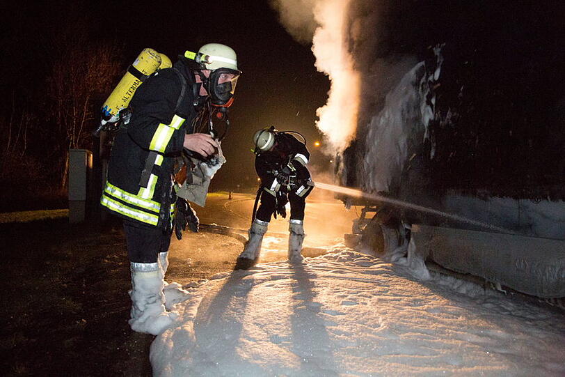 Die Feuerwehr musste einen brennenden Fleischanhänger mit Schaum löschen. Hier die Bilder vom Brand.