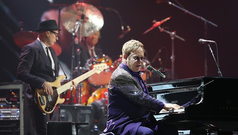 Sir Elton John bei seinem Auftritt in der Münchner Olympiahalle. Sir Elton John bei seinem Auftritt in der Münchner Olympiahalle.