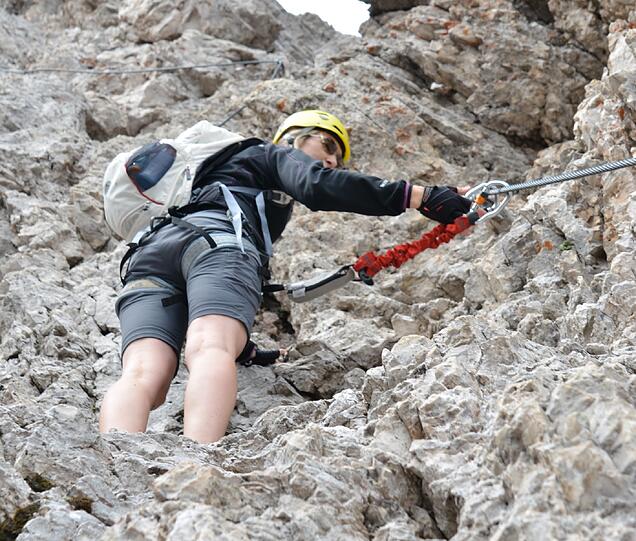 Drahtseile, Leitern, Eisenstifte: Klettersteige meißeln Wege in Felsen, wo sonst nur nackter Stein ist.