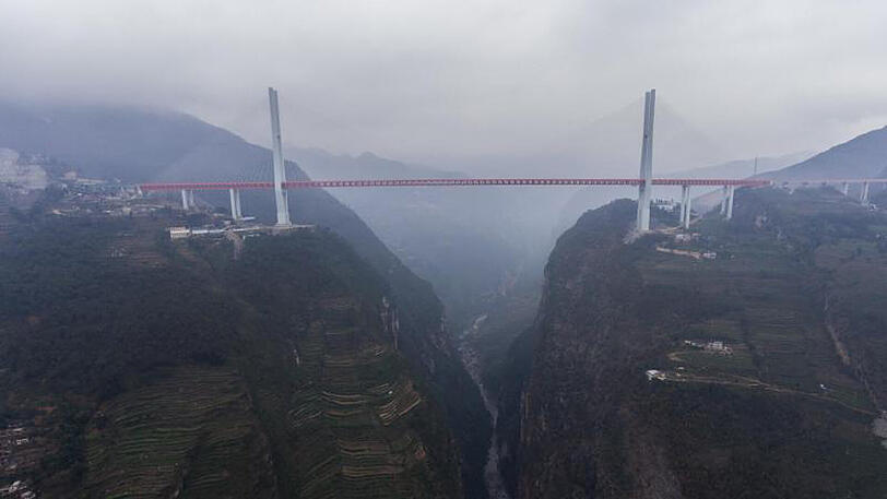 Der Bau der "Beipanjiang-Brücke" hat umgerechnet etwa 139 Millionen Euro gekostet.