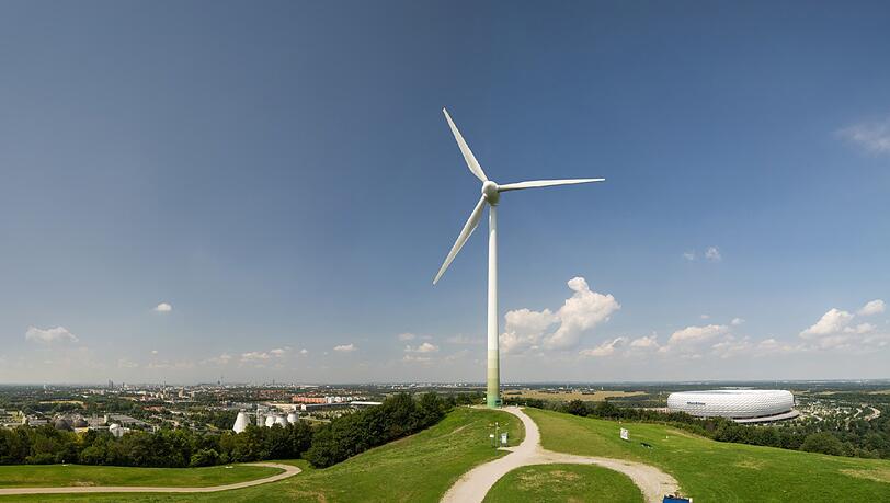 Das Windrad in Fröttmaning ist das Öko-Wahrzeichen Münchens - Es produziert schon seit 1999 umweltfreundlich Strom Das Windrad in Fröttmaning ist das Öko-Wahrzeichen Münchens - Es produziert schon seit 1999 umweltfreundlich Strom