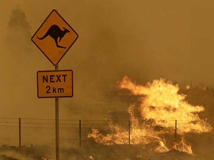 Flammen lodern im Februar in der Nähe von Bumbalong, südlich der australischen Hauptstadt Canberra.