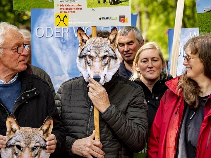 Bauern und Schäfer demonstrieren in Hamburg für einen besseren Schutz ihrer Weidetiere vor Wölfen.
