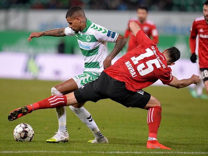 Der Fürther Daniel Keita-Ruel (l) und der Ingolstädter Mergim Mavraj kämpfen um den Ball. Foto: Timm Schamberger/Archiv