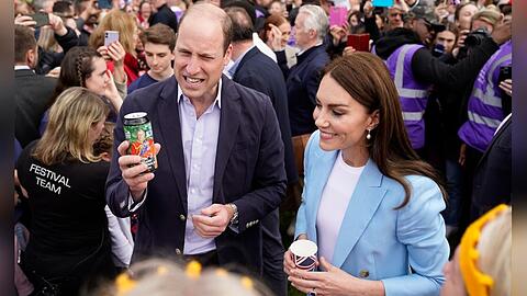 Prinz William wurde ein Bier überreicht.