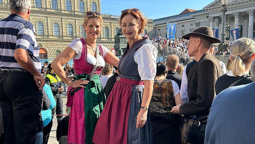 Die beiden Schwestern Carolin Andermann (58, links) und Manuela Barm (62) schauen sich den Trachtenumzug schon seit Jahrzehnten an – hier am Max-Joseph-Platz.