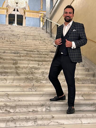 Liebt Mode und gute Kleidung: Ekrem Engizek in der Münchner Staatsoper Liebt Mode und gute Kleidung: Ekrem Engizek in der Münchner Staatsoper