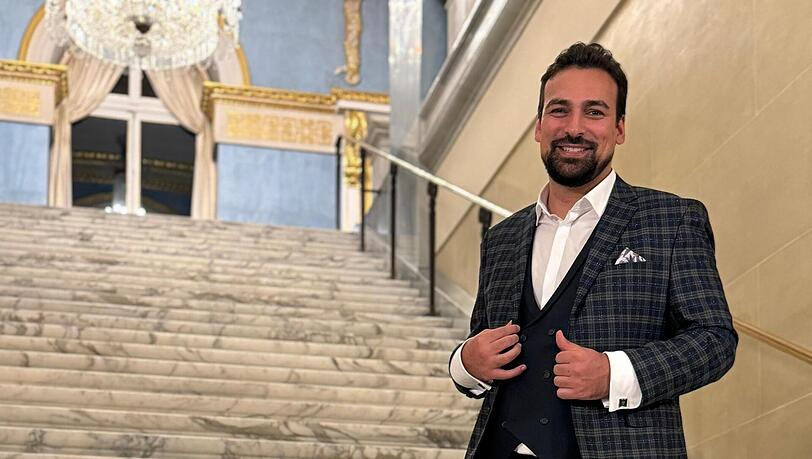 Liebt Mode und gute Kleidung: Ekrem Engizek in der Münchner Staatsoper Liebt Mode und gute Kleidung: Ekrem Engizek in der Münchner Staatsoper