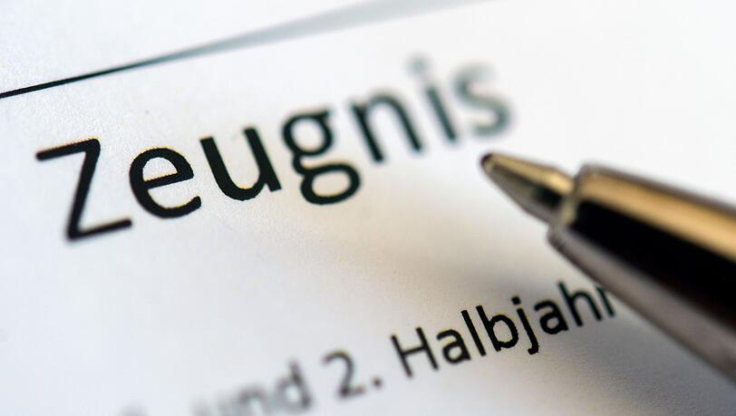 Vor dem Zeugnistag haben so manche Schülerinnen und Schüler Angst - wenn ihre Versetzung gefährdet ist. (Symbolbild) Vor dem Zeugnistag haben so manche Schülerinnen und Schüler Angst - wenn ihre Versetzung gefährdet ist. (Symbolbild)