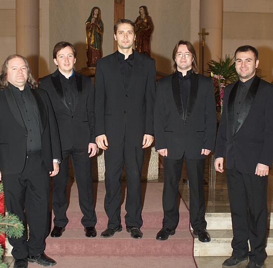 Ganz in Schwarz: Die Absolventen des staatlichen Rimskij-Korsakow-Konservatoriums in St. Petersburg, die in dem Kloster singen.