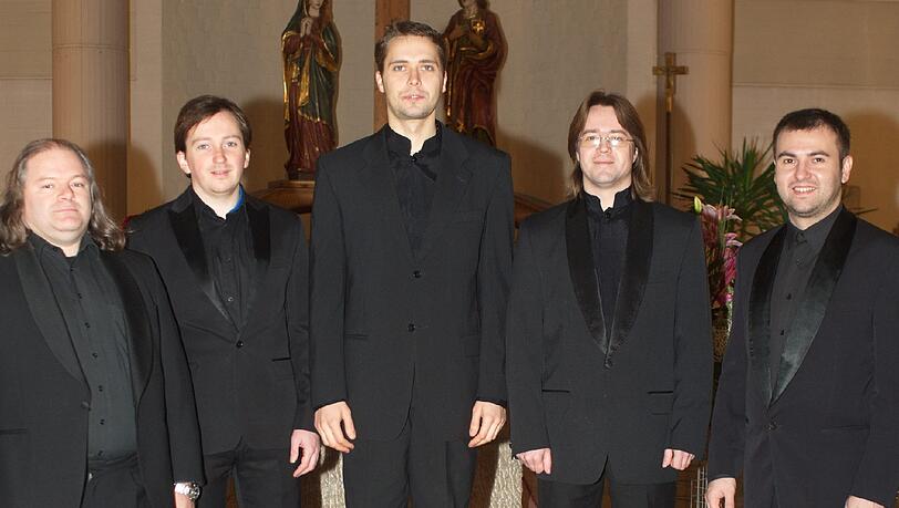 Ganz in Schwarz: Die Absolventen des staatlichen Rimskij-Korsakow-Konservatoriums in St. Petersburg, die in dem Kloster singen. Ganz in Schwarz: Die Absolventen des staatlichen Rimskij-Korsakow-Konservatoriums in St. Petersburg, die in dem Kloster singen.