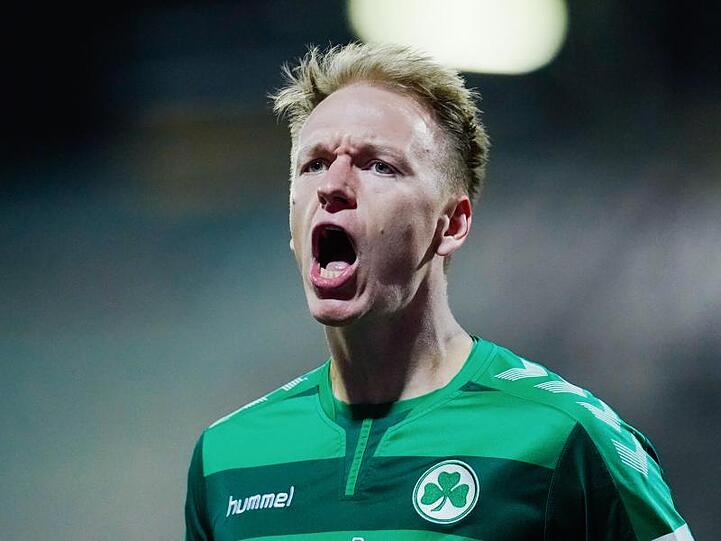 Fürths Torschütze Havard Nielsen jubelt über das Tor zum 1:1. Foto: Uwe Anspach/dpa