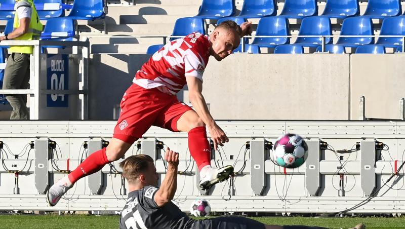 Marco Thiede (unten) vom Karlsruher SC und Arne Feick von den Würzburger Kickers kämpfen um den Ball.
