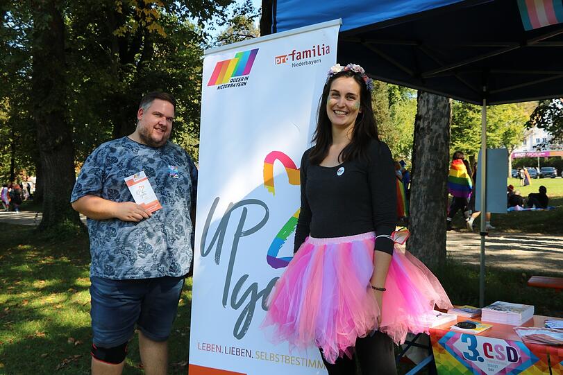Gerald Burth und Jasmin Faulstich, Leiterin von "up2you", der Beratungsstelle für queere Menschen in Niederbayern.
