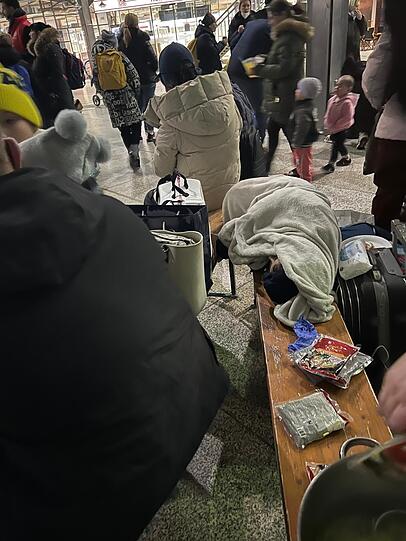 Ein Flüchtling hat sich nachts in der Halle auf eine Bierbank gelegt. Ein Flüchtling hat sich nachts in der Halle auf eine Bierbank gelegt.