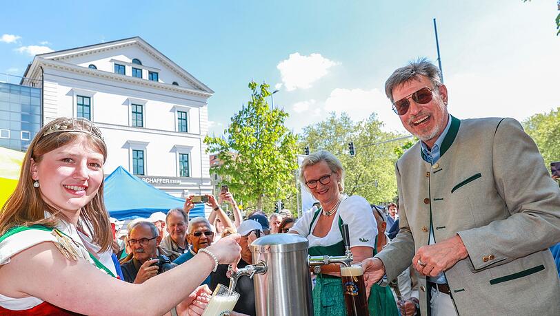 Bier verschenken macht Spaß! V.l.: Die Vize-Hopfenkönigin Anna Fischer, Angela Inselkammer und Georg Schneider. Bier verschenken macht Spaß! V.l.: Die Vize-Hopfenkönigin Anna Fischer, Angela Inselkammer und Georg Schneider.