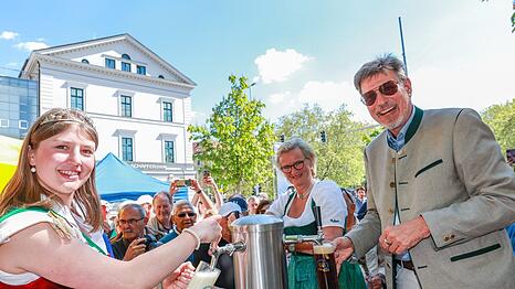 Bier verschenken macht Spaß! V.l.: Die Vize-Hopfenkönigin Anna Fischer, Angela Inselkammer und Georg Schneider.