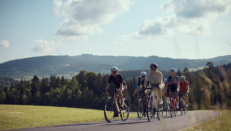 Rennradfahren durch die h&uuml;gelige Landschaft des M&uuml;hlviertels.