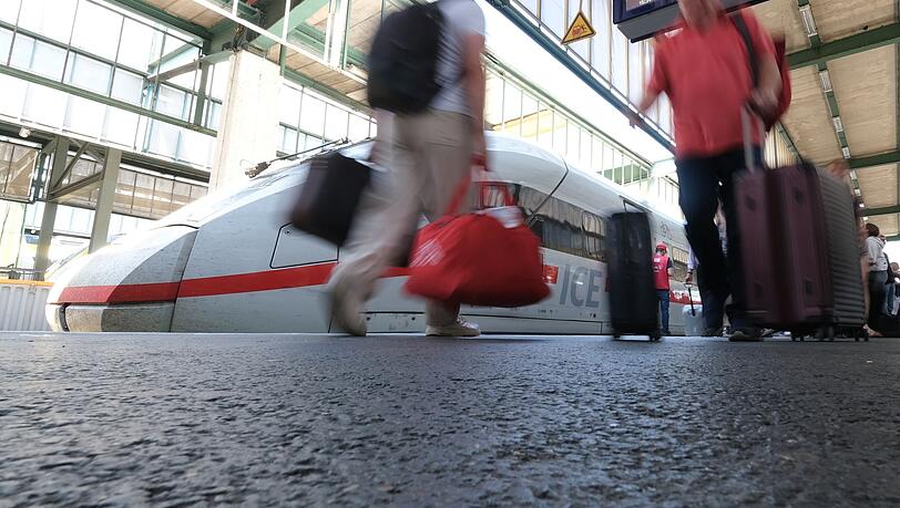 Der Bahnverkehr ist laut einem Bundespolizeisprecher eingestellt. (Symbolbild)