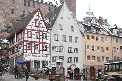 Sahnehäubchen-Lage: Das Restaurant &bdquo;Zum Albrecht Dürer Haus&ldquo; am Fuß der Burg soll nicht nur Touristen anlocken. Zielgruppe sind Nürnberger Bratwurst-Fans.