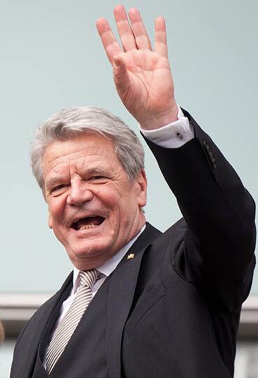 Joachim Gauck ist neuer Bundespräsident. Die
Bundesversammlung wählte den früheren DDR-Bürgerrechtler am Sonntag
mit großer Mehrheit zum Nachfolger von Christian Wulff. Der
72-Jährige erhielt 991 von 1228 gültigen Stimmen, das entspricht
einer Zustimmung von gut 80 Prozent. Für Gaucks Gegenkandidatin Beate
Klarsfeld votierten 126 Delegierte.