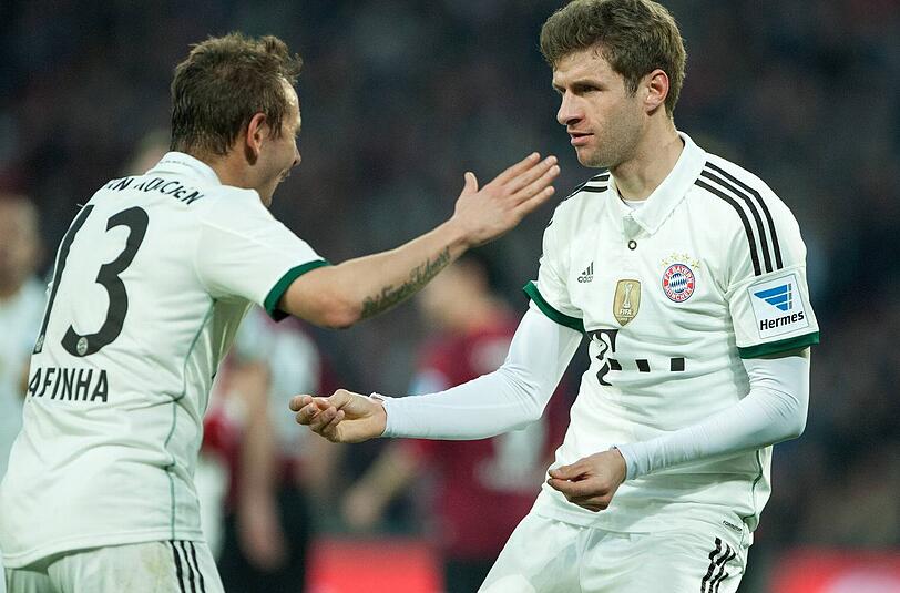 Torschütze Thomas Müller (r.) und Flankengeber Rafinha betanzen das 1:0 des FC Bayern München bei Hannover 96.