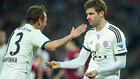 Torschütze Thomas Müller (r.) und Flankengeber Rafinha betanzen das 1:0 des FC Bayern München bei Hannover 96.