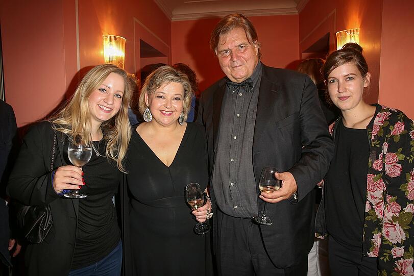 Andrea Wildner mit den Töchtern Julia und Sarah und Karl-Joachim Zander.