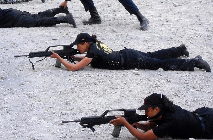 Schiessübungen mit G36-Sturmgewehren von Heckler & Koch im mexikanischen Bundesstaat Puebla. Ab Herbst 2002 veranstaltete das H&K-Verkaufsteam Waffenpräsentationen und Schiessübungen für Militär und Polizei in Mexiko, unter anderem auch in Bundesstaaten, für die die Bundesregierung Waffenlieferungen untersagt hatte.