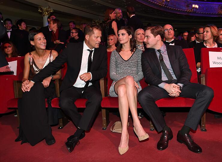 Til Schweiger, seine Freundin Marlene Shirley (l),Daniel Brühl (r) und seine Freundin Felicitas Rombold.