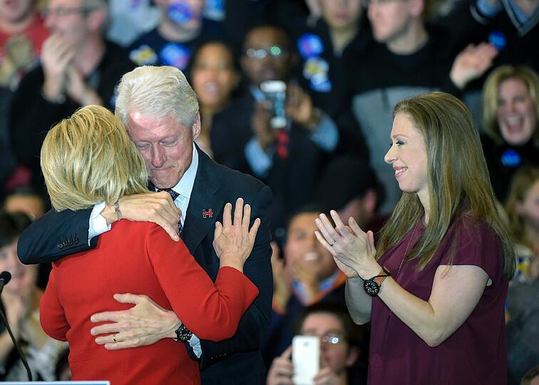 ...die Hillary Clinton für die Demokraten ganz knapp gewann. Hier umarmt sie ihr Ehemann und ehemaliger Präsident Bill Clinton.