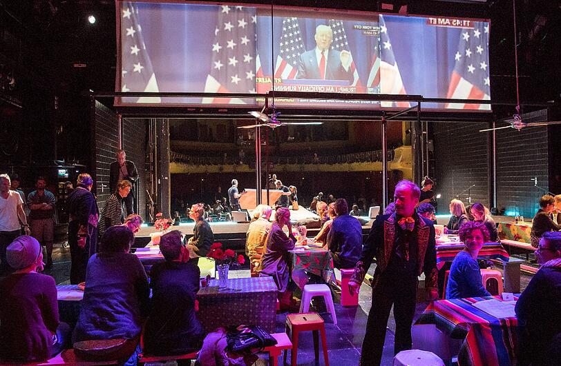 Mitwählen dürfen wir zwar nicht, aber immerhin macht Donald Trump jetzt schon Wahlkampf in den Kammerspielen.